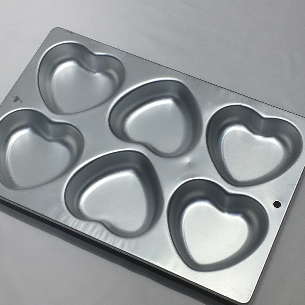 Wilton Mini Heart Cake Pan 6 Cavity Valentines
